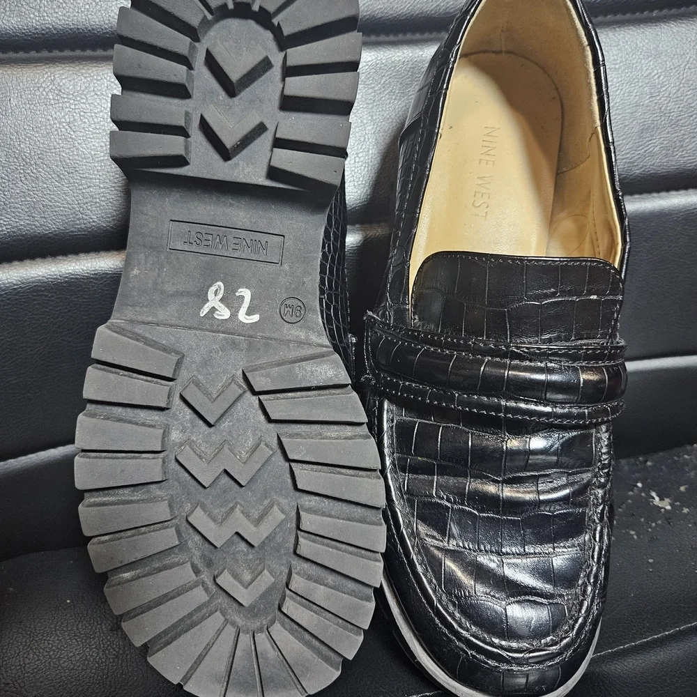 Black Crocodile Pattern Loafers